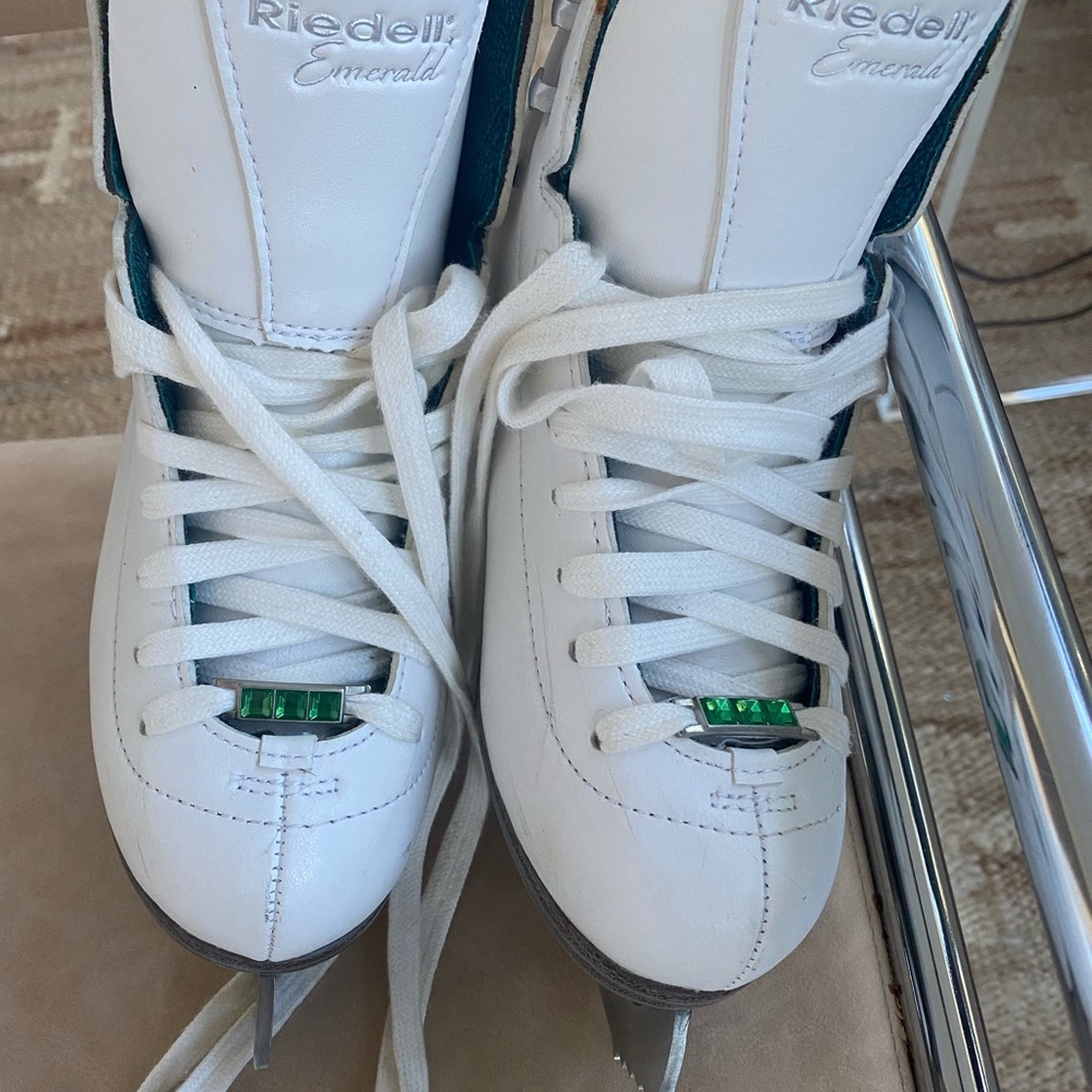 Girls Riedell Emerald size 2
